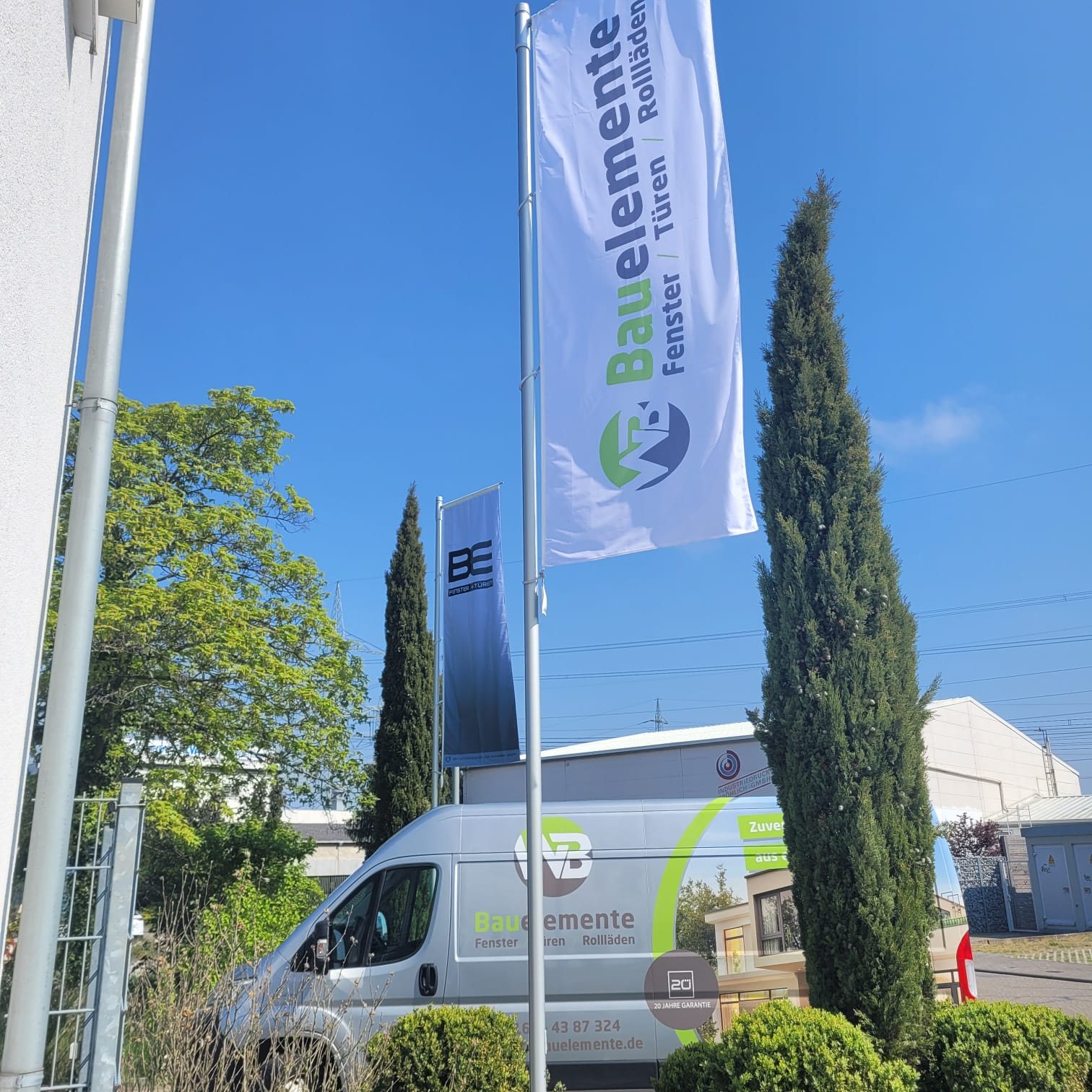 Firmengelände WB Bauelemente mit Fahne und Firmenwagen