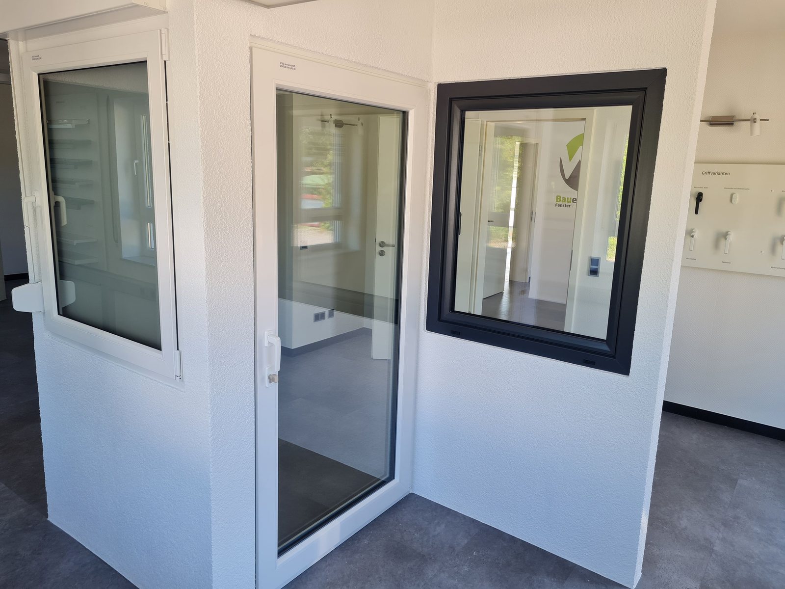 Fenster mit Rollladenkasten und Griffvarianten