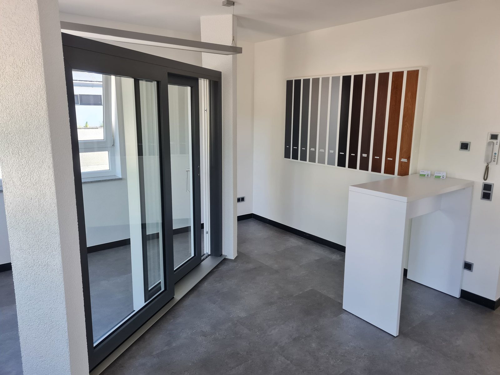 Fensterbank-Musterwand und Innentür