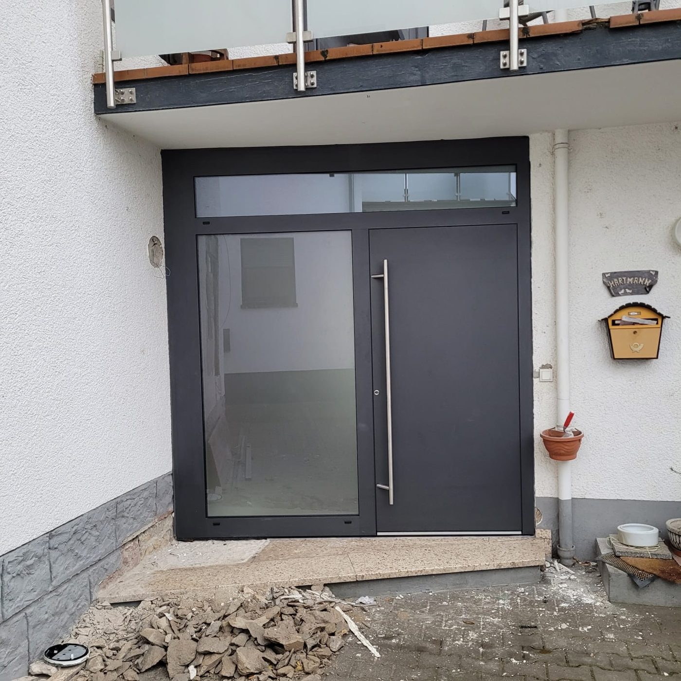 Anthrazit-Haustür mit Vordach – WB Bauelemente Referenz