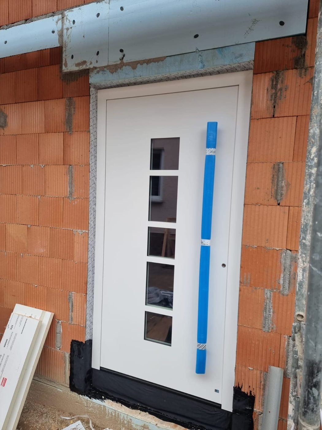 Weiße Haustür im Neubau – WB Bauelemente Referenz