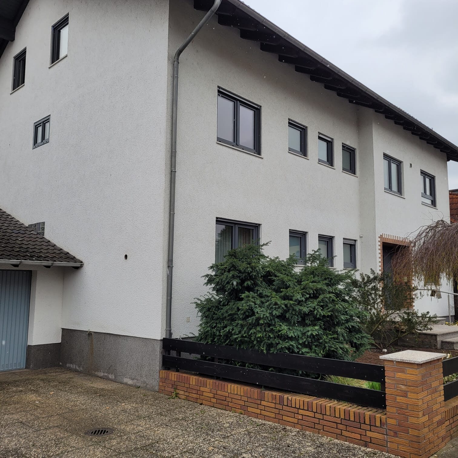 Einfamilienhaus Seitenansicht mit Anthrazit-Fenstern